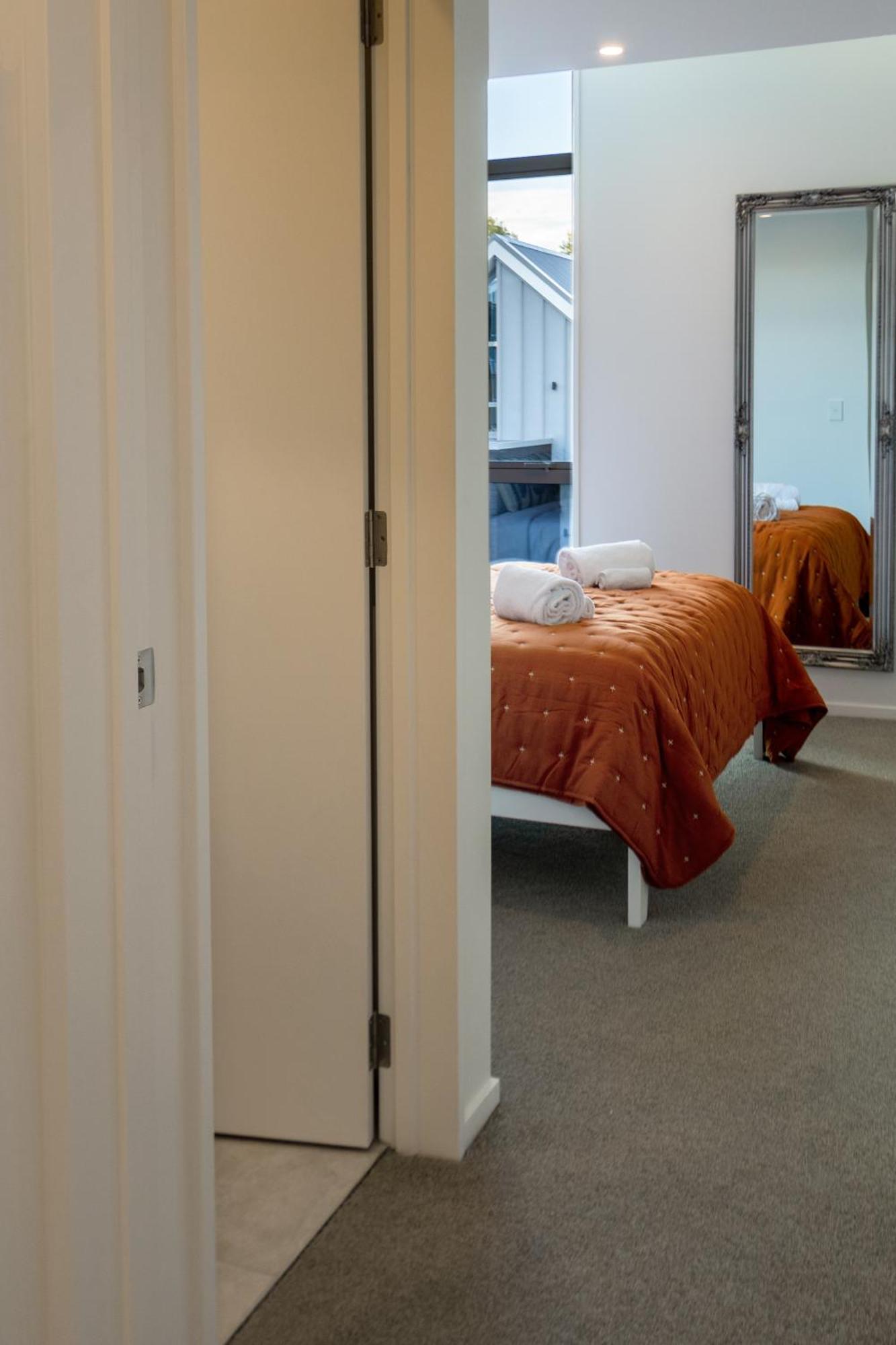 City Lights Retreat With Carpark 2 Bed 2 Bath Christchurch Eksteriør billede